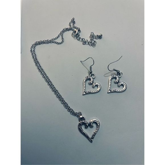 PRETTY SILVER HEART NECKLACE AND EARRING SET - Picture 2 of 5